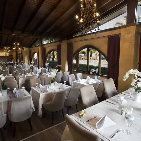 Le Chateau Lambousa Otel Lapta