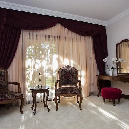 Le Chateau Lambousa Hotel