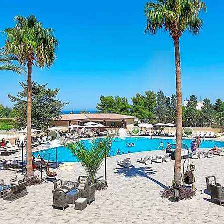 Le Chateau Lambousa Hotel 4*